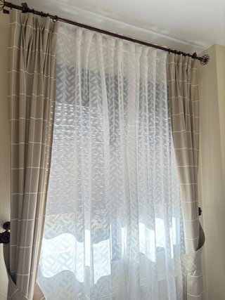 Cortinas dormitorio beige y blancas