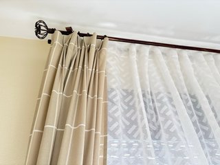 Cortinas dormitorio beige y blancas