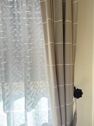 Cortinas dormitorio beige y blancas