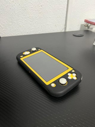 Nintendo Switch Lite Gialla + FIFA 22