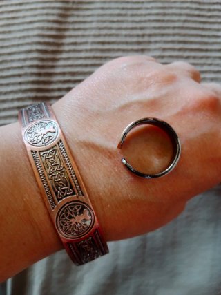 Anillos de cobre imantados ajustables.
