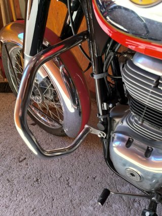 Royal Enfield 350 Classic Negra/Roja.