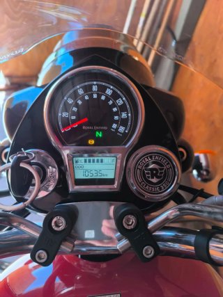 Royal Enfield 350 Classic Negra/Roja.