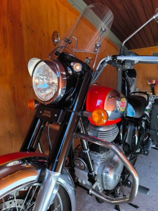 Royal Enfield 350 Classic Negra/Roja.