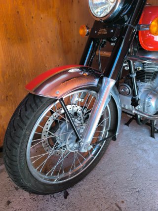 Royal Enfield 350 Classic Negra/Roja.