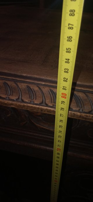 Mesa de madera tallada estilo antiguo