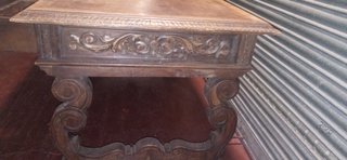 Mesa de madera tallada estilo antiguo