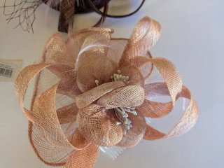 Tocado de fiesta beige y rosa