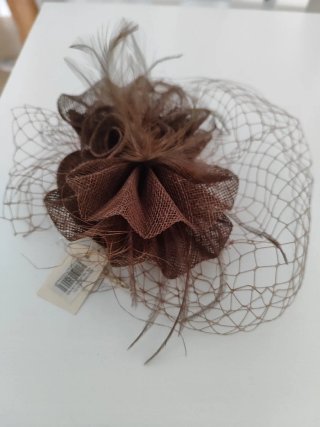 Tocado de fiesta con velo y plumas