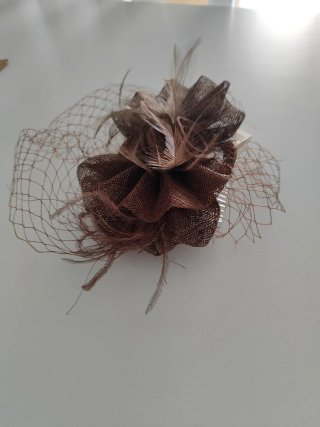 Tocado de fiesta con velo y plumas