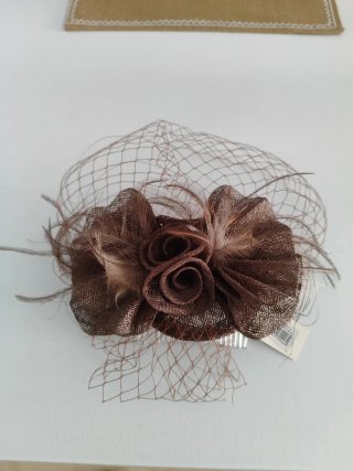 Tocado de fiesta con velo y plumas