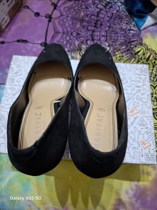 Zapatos de tacón negros ante pedrería