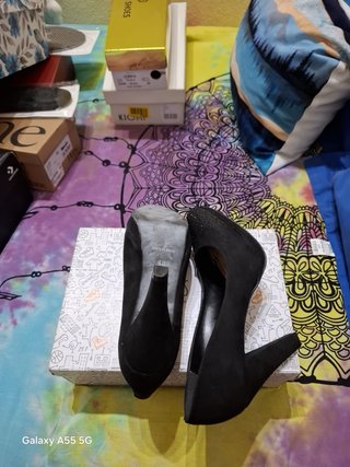 Zapatos de tacón negros ante pedrería