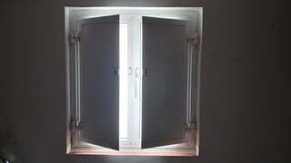 Ventana aluminio blanca 87x97cm con contraventanas