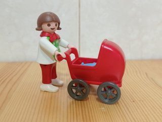 Niña Playmobil con carrito de bebé rojo