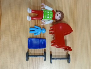 Niña Playmobil con carrito de bebé rojo