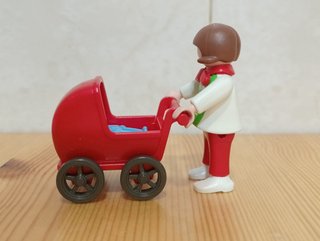 Niña Playmobil con carrito de bebé rojo