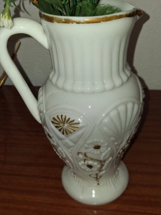 Jarrón de porcelana china con detalles dorados