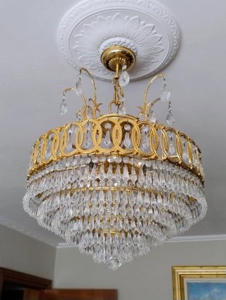 Lámpara de cristal de roca y apliques dorados.