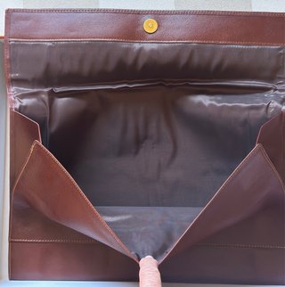 Cartera de piel marrón para documentos