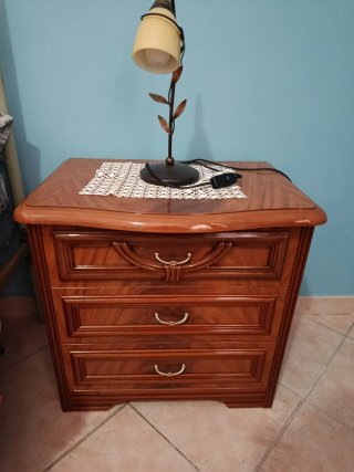 Comodini in legno con dettagli oro