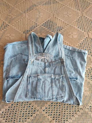 Peto vaquero corto talla L/40, de Stradivarius