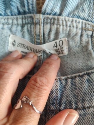 Peto vaquero corto talla L/40, de Stradivarius