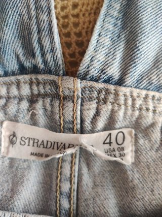Peto vaquero corto talla L/40, de Stradivarius