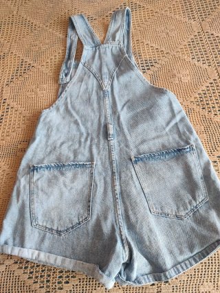 Peto vaquero corto talla L/40, de Stradivarius