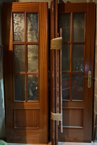 Puerta doble madera con cristal y marcos