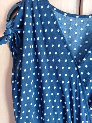 Vestido azul de lunares