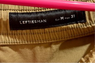 Pantalón Lefties, tipo cargo, color beige oscuro.