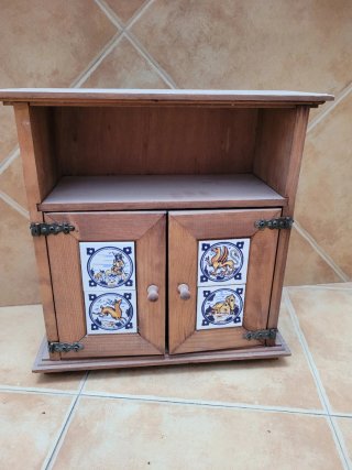 Piccolo mobile in legno con piastrelle