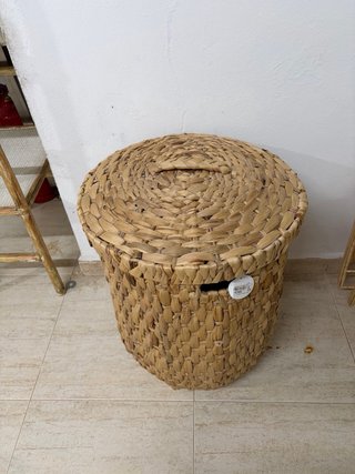 Cesta de mimbre redonda con tapa