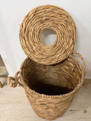 Cesta de mimbre redonda con tapa