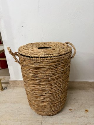 Cesta de mimbre redonda con tapa