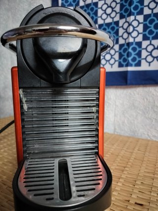 Cafetera Nespresso Roja de marca Krups en métal .