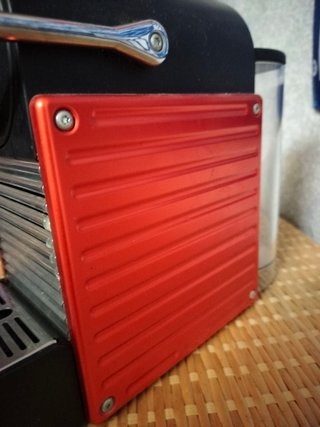 Cafetera Nespresso Roja de marca Krups en métal .