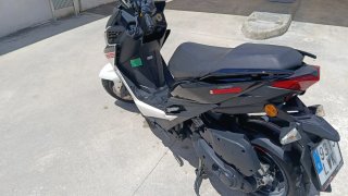Moto Scooter Negra y Blanca