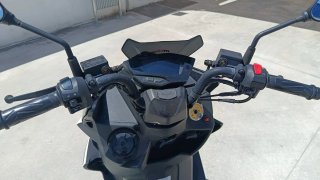Moto Scooter Negra y Blanca