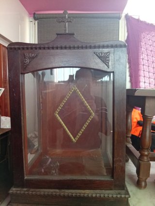 Capilla antigua de madera y cristal