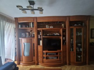 Mueble de salón de madera y cristal