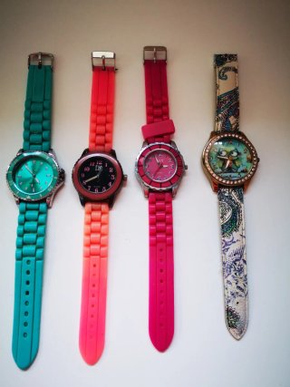 Regalo. Leer anuncio. Relojes