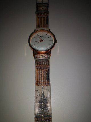 Regalo. Leer anuncio. Relojes