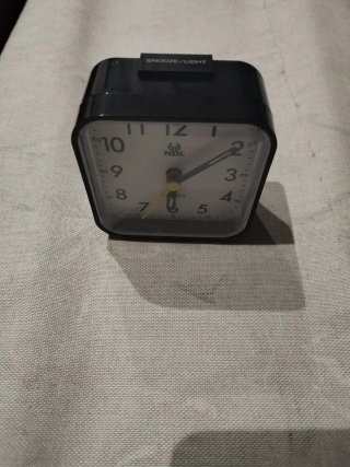 Sveglia da comodino quadrata