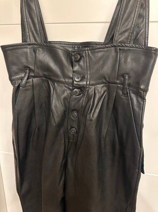Mono negro de cuero