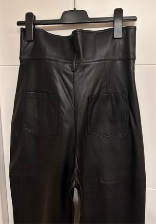 Mono negro de cuero