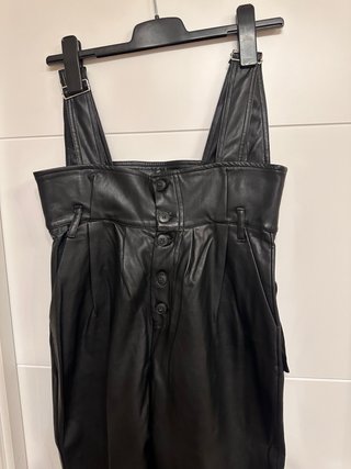 Mono negro de cuero