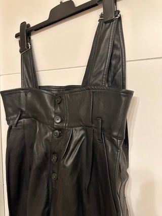 Mono negro de cuero