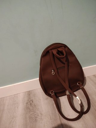 Mochila marrón.